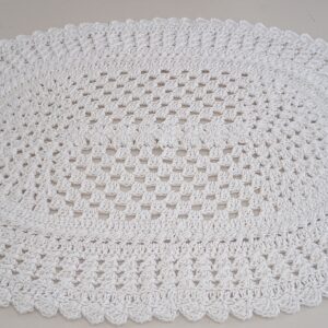 Tapete / Caminho de Mesa Oval em Crochê Artesanal Monocromático