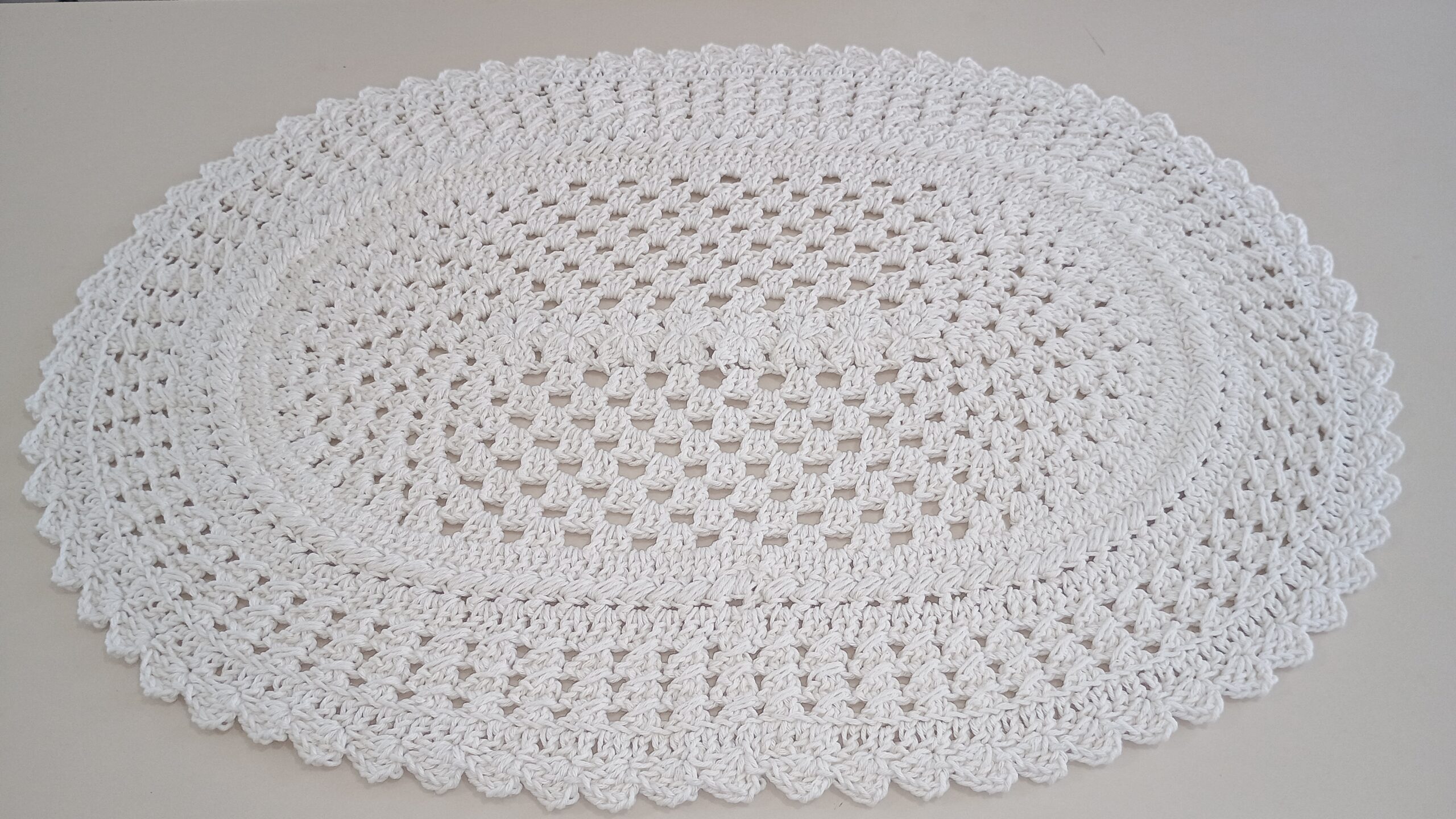 Tapete / Caminho de Mesa Oval em Crochê Artesanal Monocromático