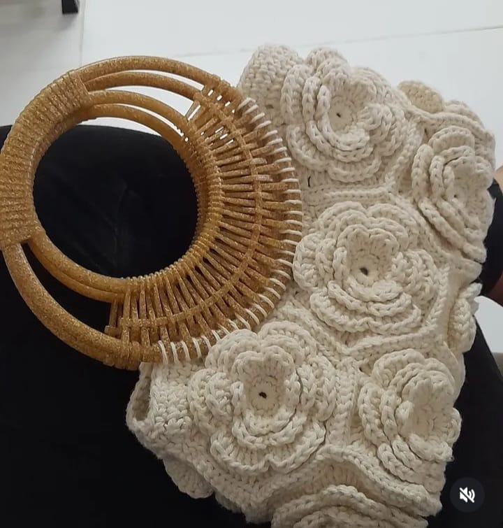 Bolsa de mão floral em relevo - Image 2