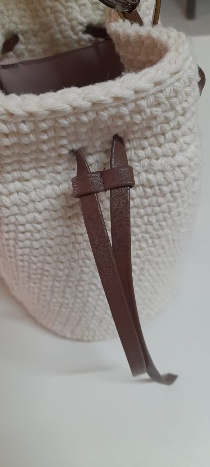 Bolsa Saco de Crochê (Bucket Bag) com Detalhes em Castanho - Image 2