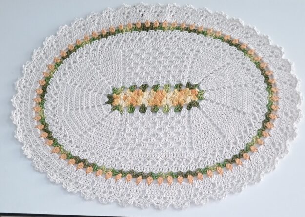 Tapete de crochê oval com Tulipas Amarelas