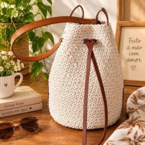 Bolsa Saco de Crochê (Bucket Bag) com Detalhes em Castanho