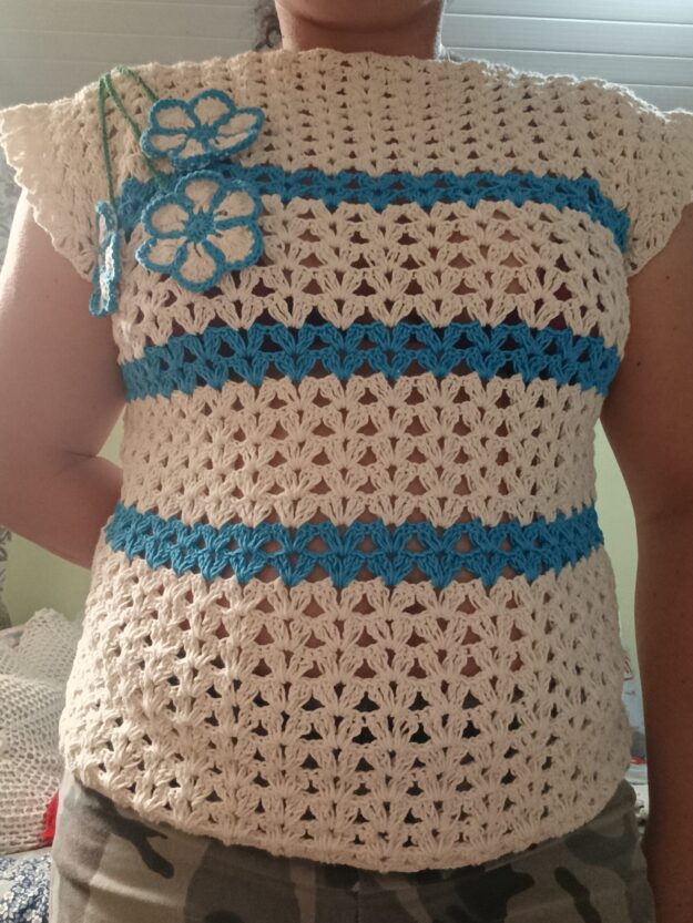 Blusa com detalhe azul