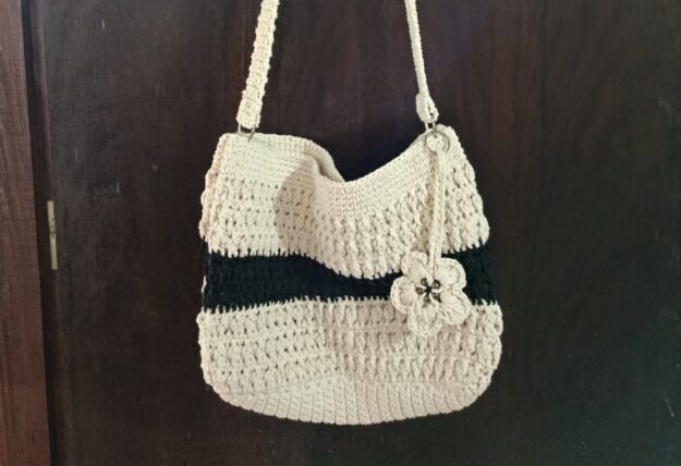 Bolsa com pingente de flor