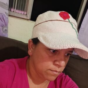 Boné com bordado de flor