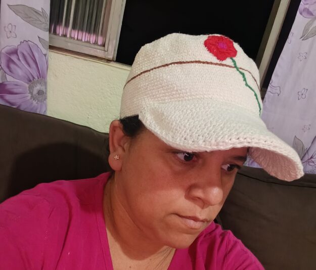 Boné com bordado de flor