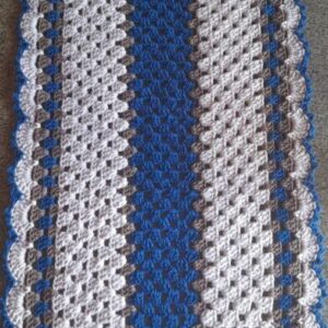 Tapete azul e branco delicado de crochê