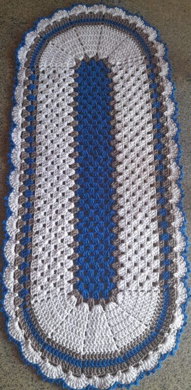 Tapete azul e branco delicado de crochê