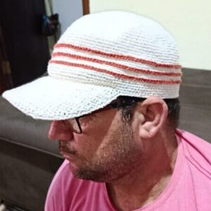 Boné com listra marrom