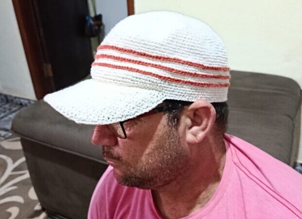 Boné com listra marrom